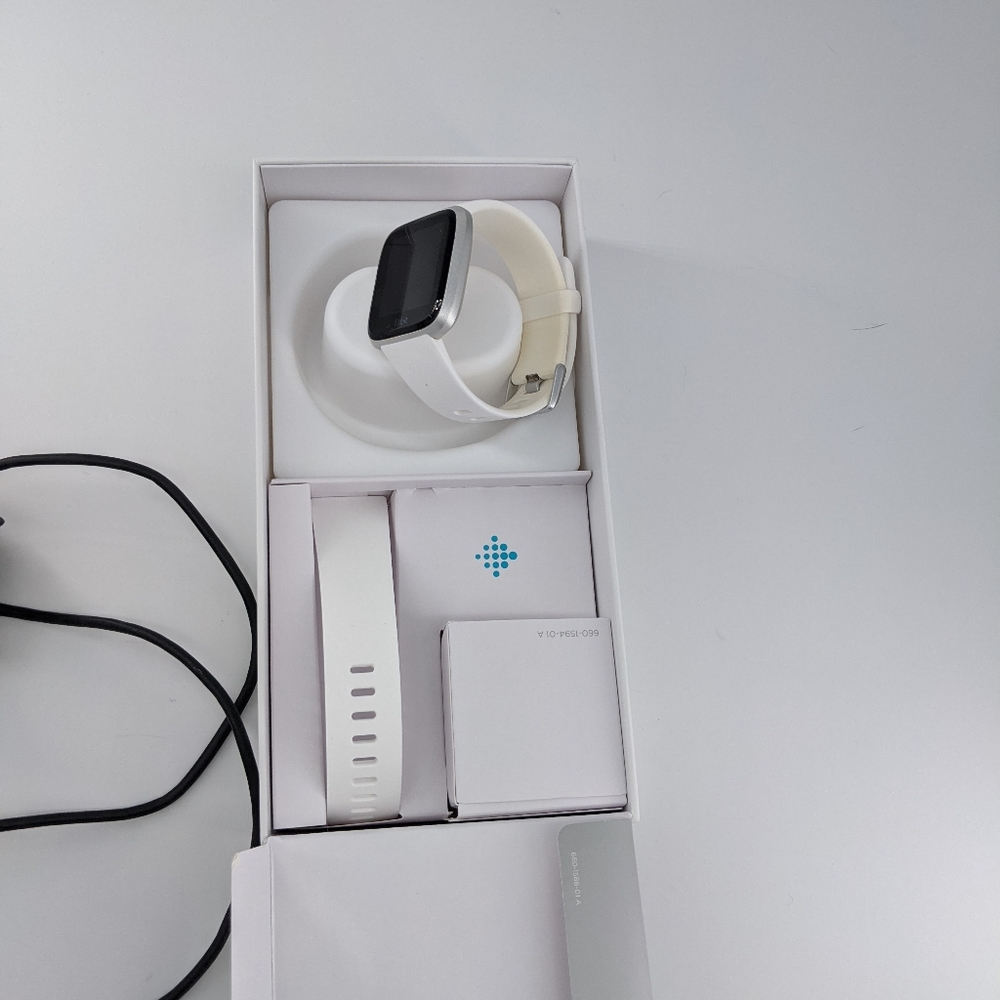 ⛔SOLD⛔ Fitbit Versa Lite - white band - Picture 7 of 12